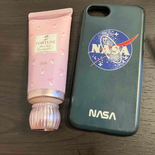 コーセー(KOSE)のハンドクリームとNASAのスマホケース(ハンドクリーム)