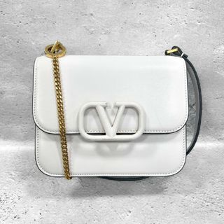 ヴァレンティノ(VALENTINO)のヴァレンティノ Vスリング チェーンショルダーバッグ レザー ホワイト ロゴ(ショルダーバッグ)