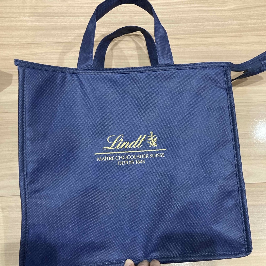 Lindt(リンツ)のリンツ　保冷バッグ インテリア/住まい/日用品のキッチン/食器(弁当用品)の商品写真