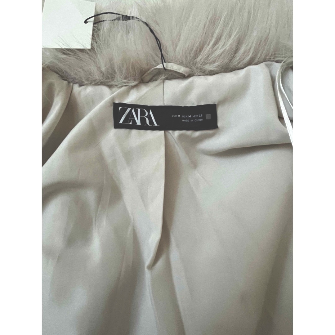 ZARA(ザラ)のZARAフェイクファーコート M エクリュ レディースのジャケット/アウター(毛皮/ファーコート)の商品写真