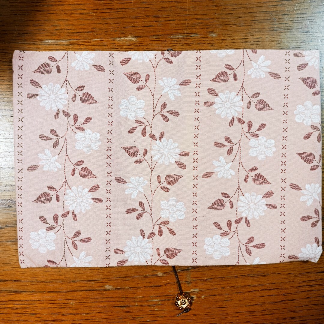 【新作】文庫本ブックカバー♡刺繍風フラワーライン【ピンク】 ハンドメイドの文具/ステーショナリー(ブックカバー)の商品写真