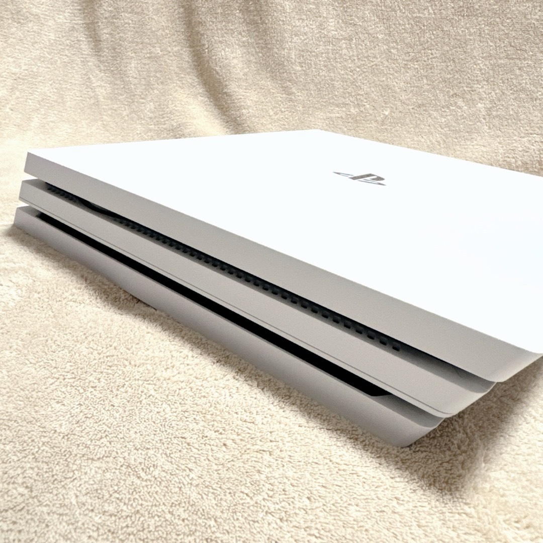 SONY(ソニー)の【極美品】PS4 pro 1TB CUH-7200B ホワイト SSD換装済み エンタメ/ホビーのゲームソフト/ゲーム機本体(家庭用ゲーム機本体)の商品写真