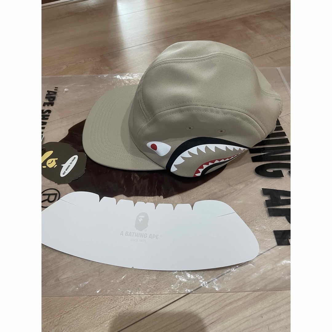 A BATHING APE(アベイシングエイプ)の【値下中】bape サイド シャーク ジェット キャップ 帽子 ベージュ メンズの帽子(キャップ)の商品写真