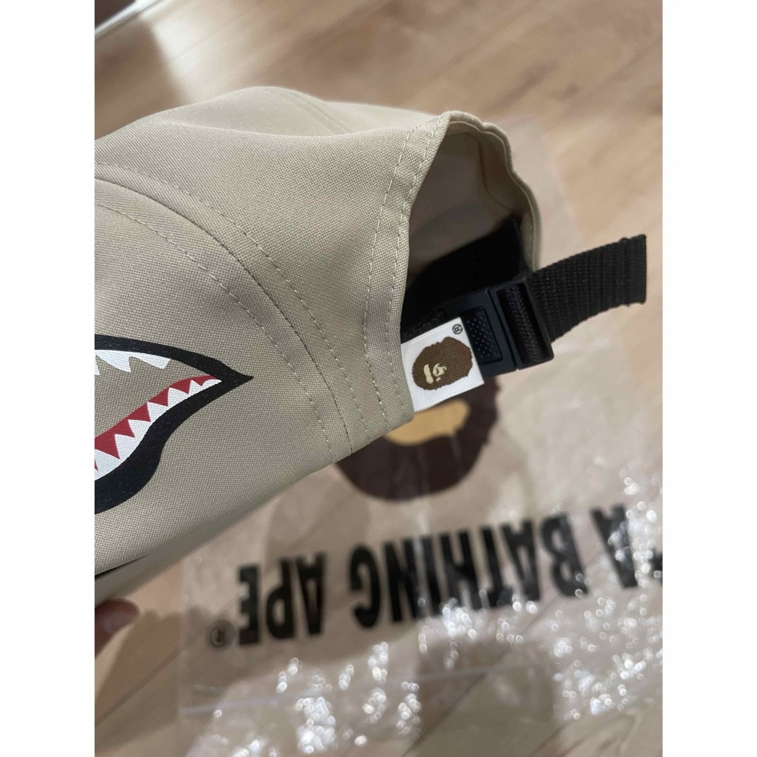 A BATHING APE(アベイシングエイプ)の【値下中】bape サイド シャーク ジェット キャップ 帽子 ベージュ メンズの帽子(キャップ)の商品写真