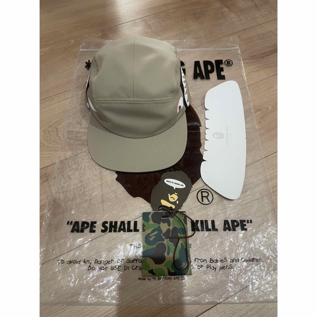 A BATHING APE(アベイシングエイプ)の【値下中】bape サイド シャーク ジェット キャップ 帽子 ベージュ メンズの帽子(キャップ)の商品写真