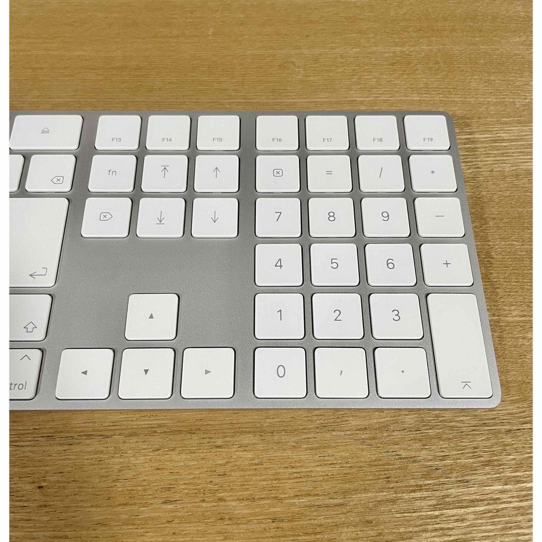 Apple(アップル)のMagic Keyboard A1843 (テンキー付き,JIS)  Apple スマホ/家電/カメラのPC/タブレット(PC周辺機器)の商品写真