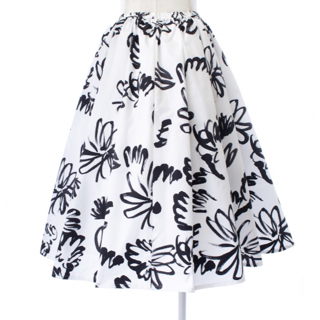 OBLI(オブリ)の新品タグ付き⭐︎OBLI⭐︎フラワータフタスカート⭐︎ レディースのスカート(ひざ丈スカート)の商品写真