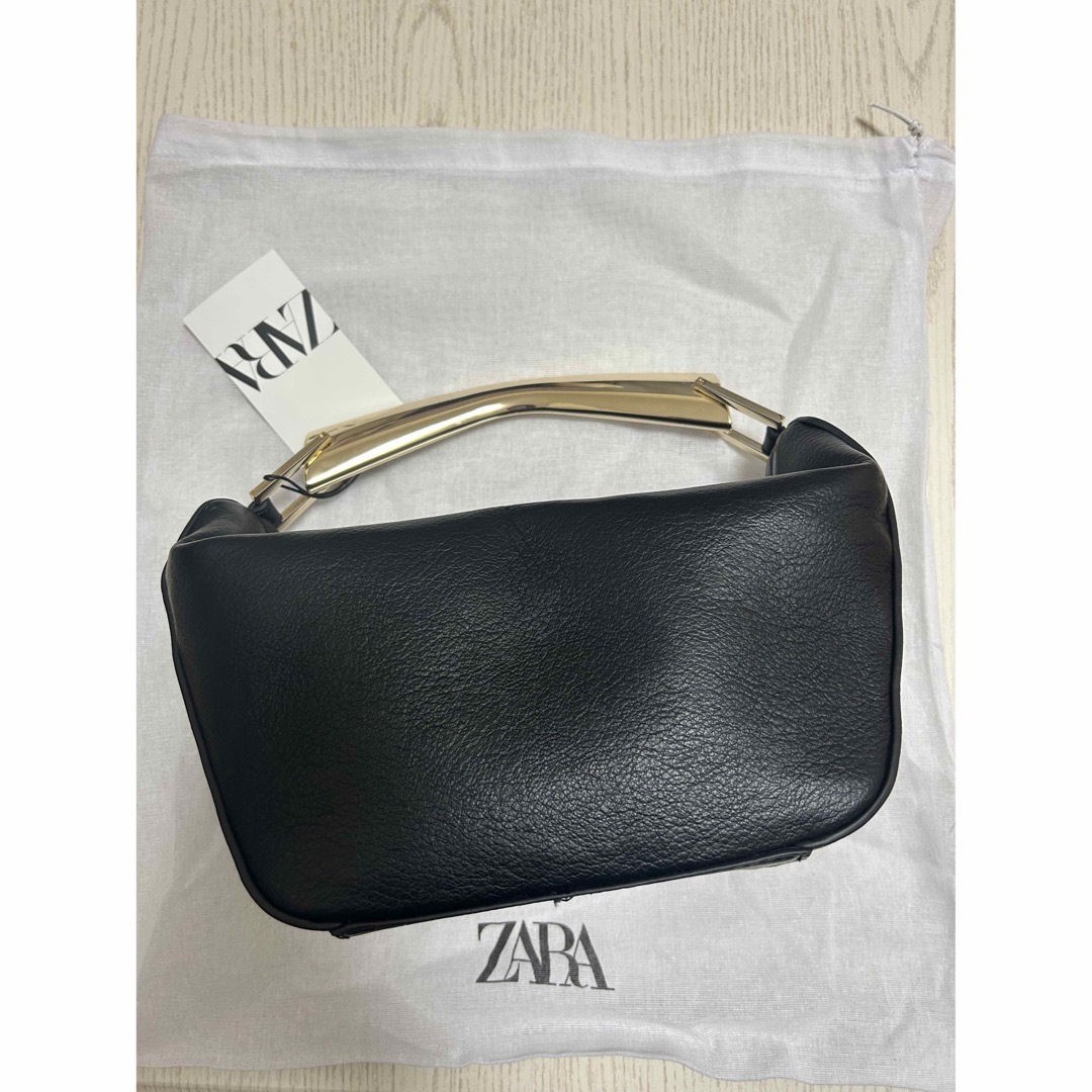 ZARA(ザラ)のZARA メタリックハンドルバケットバッグ　新品未使用 レディースのバッグ(ハンドバッグ)の商品写真