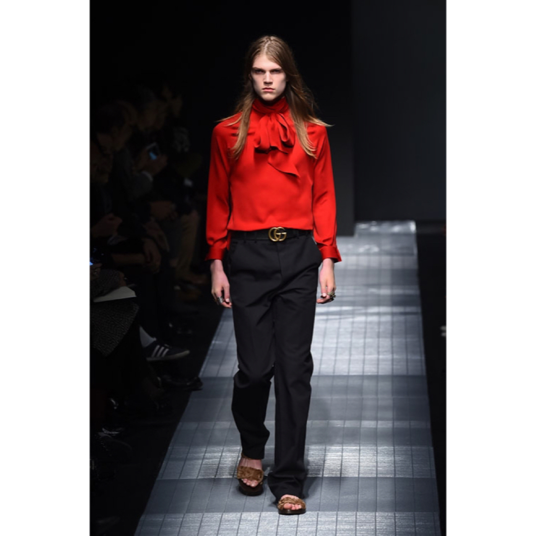 GUCCI - 15A/W 【美品】GUCCI 総シルク タイシャツ 44 グッチの GUCCI - 15A/W 【美品】GUCCI 総シルク タイシャツ 44 グッチの