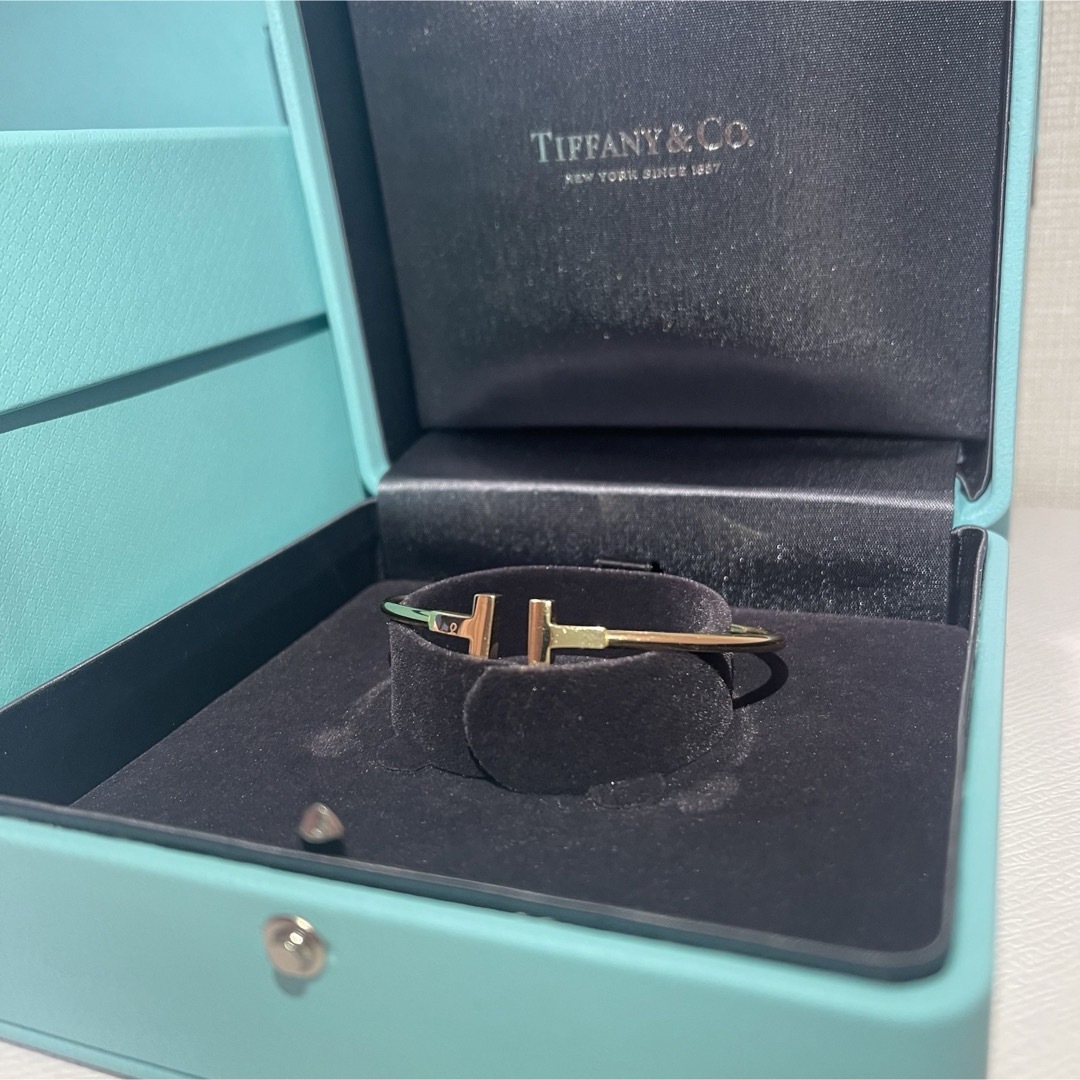 Tiffany & Co.(ティファニー)のティファニー Tワイヤーブレスレット イエローゴールド ミディアム レディースのアクセサリー(ブレスレット/バングル)の商品写真