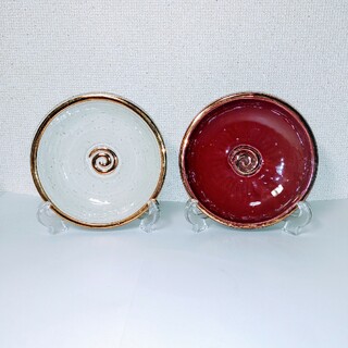 未使用　古いレアなBITOSSI (ビトッシ)の飾り皿白と赤　イーゼルサービス(食器)