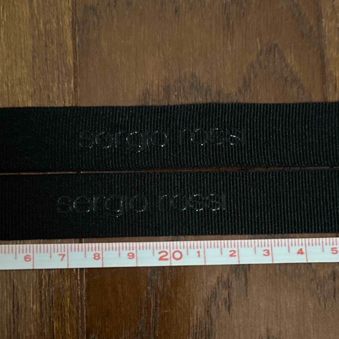Sergio Rossi(セルジオロッシ)のsergio rossi 黒 ロゴ入2㎝幅長さ約50㎝リボン2本セットです ハンドメイドの素材/材料(各種パーツ)の商品写真