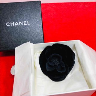 シャネル(CHANEL)の【美品】☆CHANEL  シャネル　カメリア コサージュ ピンブローチ  黒 (ブローチ/コサージュ)