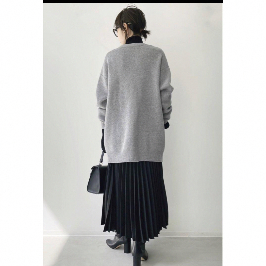 L'Appartement DEUXIEME CLASSE(アパルトモンドゥーズィエムクラス)のアパルトモン　Pearl botton Vneck Cardigan レディースのトップス(カーディガン)の商品写真