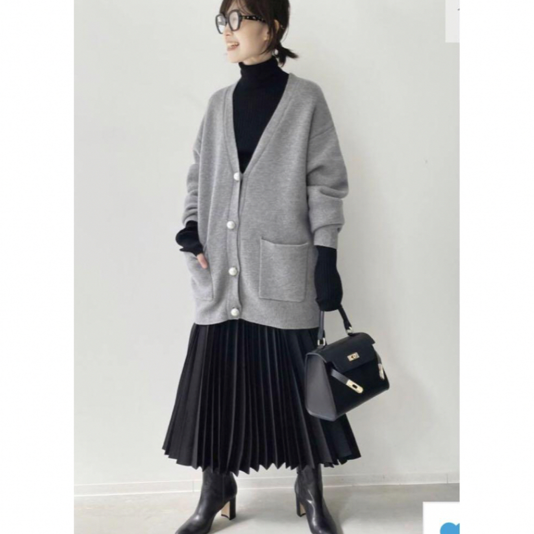 L'Appartement DEUXIEME CLASSE(アパルトモンドゥーズィエムクラス)のアパルトモン　Pearl botton Vneck Cardigan レディースのトップス(カーディガン)の商品写真