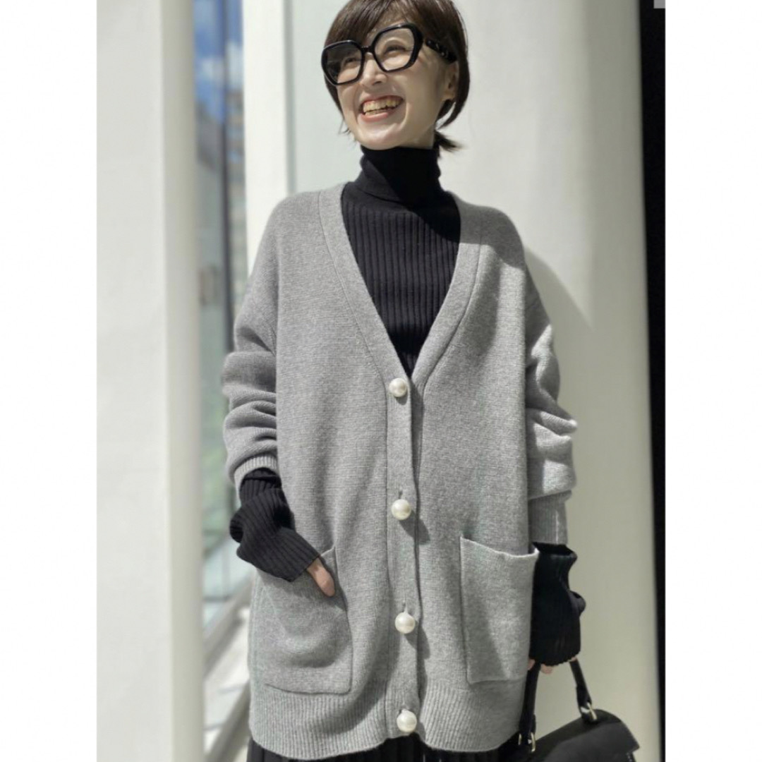 L'Appartement DEUXIEME CLASSE(アパルトモンドゥーズィエムクラス)のアパルトモン　Pearl botton Vneck Cardigan レディースのトップス(カーディガン)の商品写真