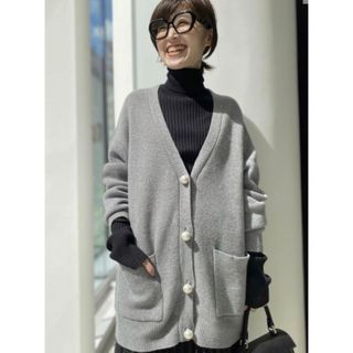 アパルトモンドゥーズィエムクラス(L'Appartement DEUXIEME CLASSE)のアパルトモン　Pearl botton Vneck Cardigan(カーディガン)