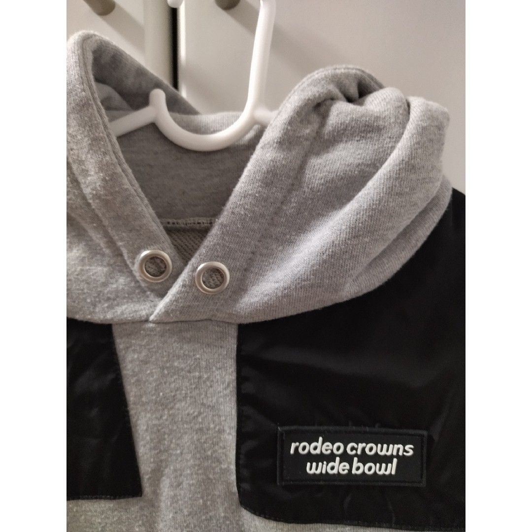 RODEO CROWNS(ロデオクラウンズ)のロデオクラウンズ Ｓサイズ　グレー　パーカー キッズ/ベビー/マタニティのキッズ服男の子用(90cm~)(Tシャツ/カットソー)の商品写真