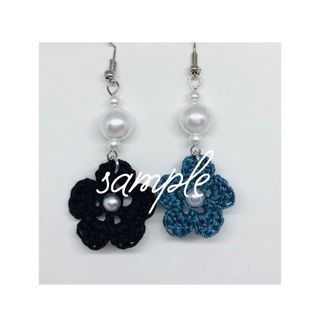 お花パール ≪黒≫ イヤリング/ピアス(ピアス)