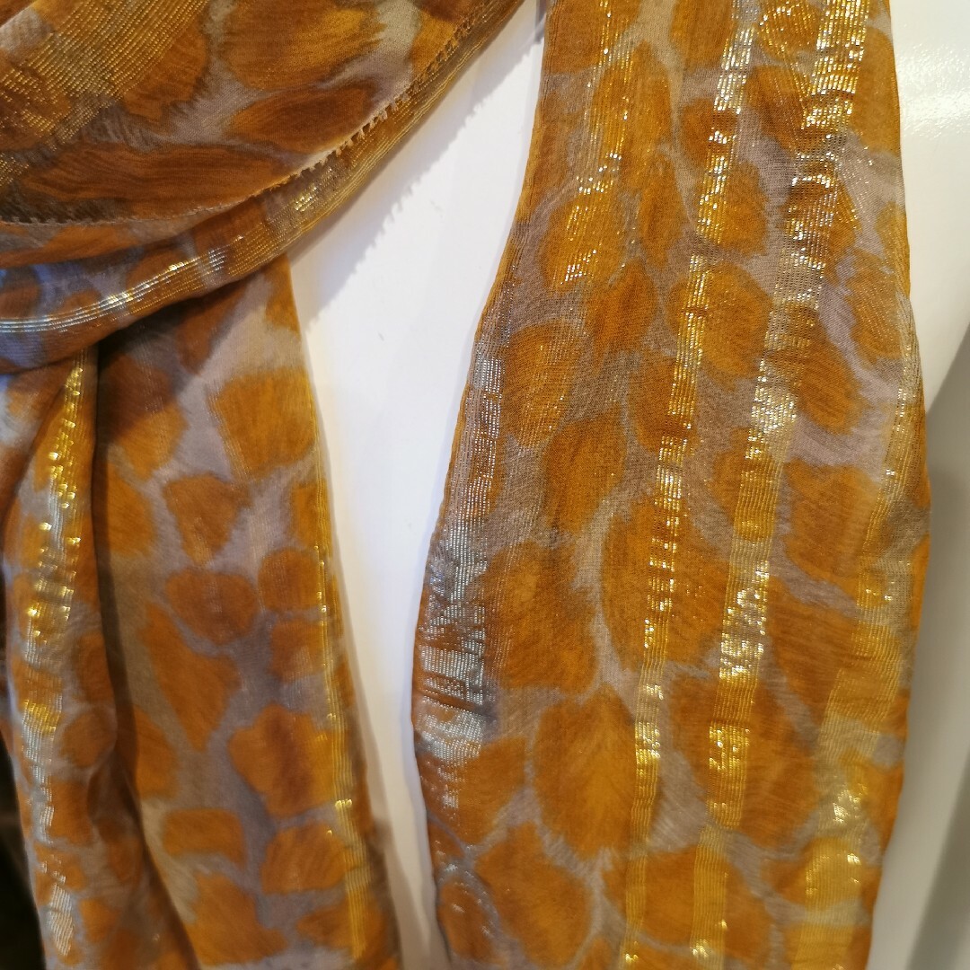 伊太利屋(イタリヤ)の伊太利屋　スカーフ　未使用　ゴールド　絹　シルク　LA MODA GOJI レディースのファッション小物(バンダナ/スカーフ)の商品写真