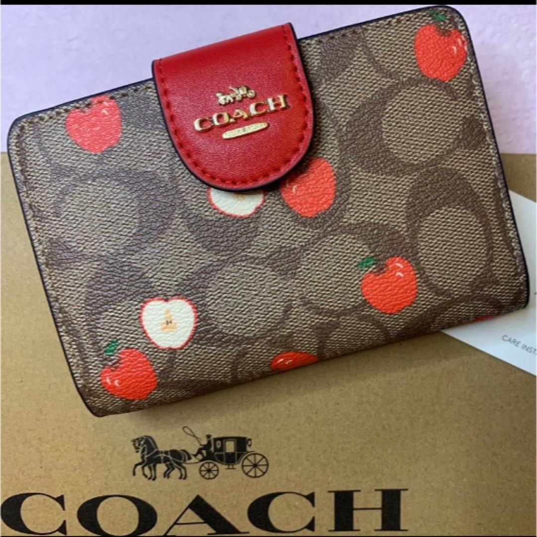 COACH(コーチ)の新品　COACH 二つ折り財布　りんご柄　ワンポイント　小銭入れ有 レディースのファッション小物(財布)の商品写真