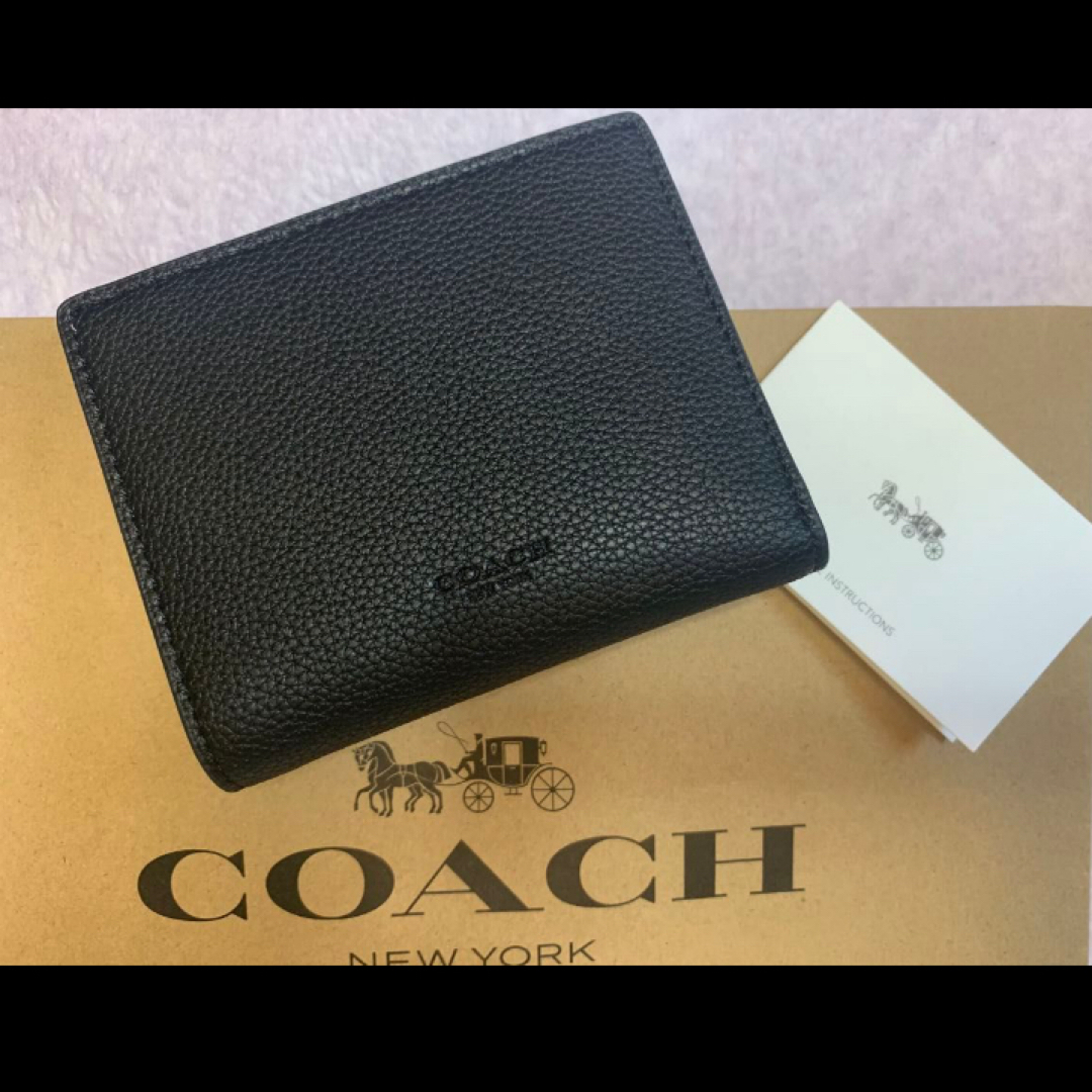 COACH(コーチ)の新品　COACH 二つ折り財布　Cチャーム　ブラック　小銭入れ有 レディースのファッション小物(財布)の商品写真