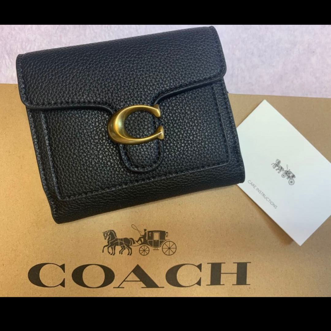 新品　COACH 二つ折り財布　Cチャーム　ブラック　小銭入れ有 | フリマアプリ ラクマ