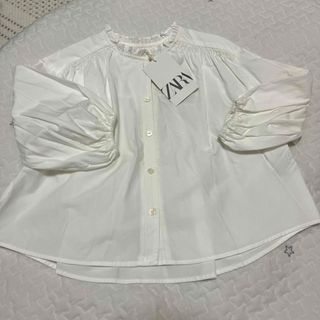 ザラキッズ(ZARA KIDS)の【新品未使用】ZARA パフスリーブブラウス 104cm(ブラウス)