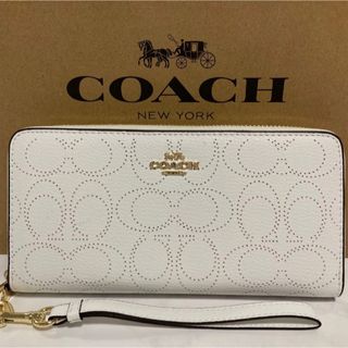 コーチ(COACH)の新品　COACH 長財布　ホワイト　ラウンドファスナー　小銭入れ有(長財布)