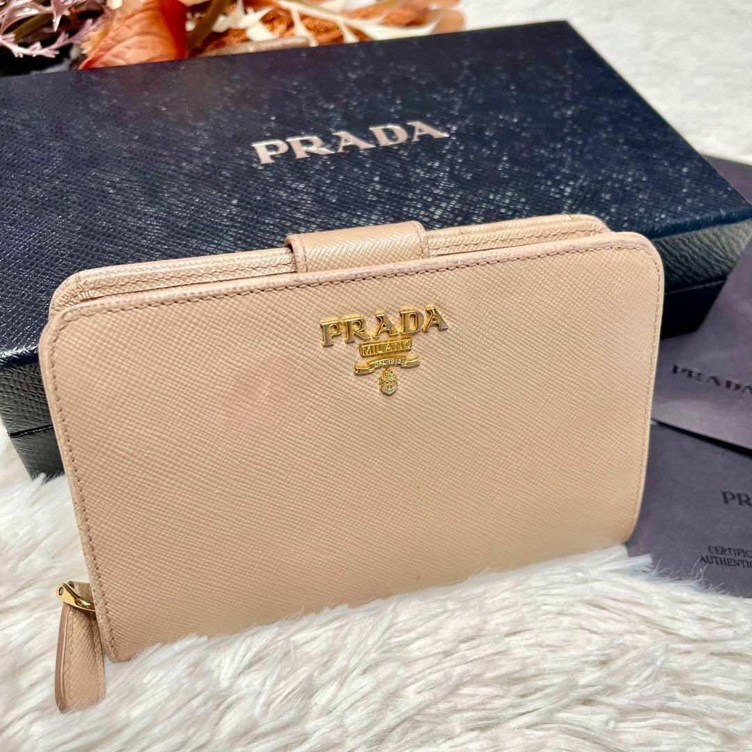 ファッション小物プラダ　PRADA 折り財布　レザー　サフィアーノ　ロゴ　金具　ピンクベージュ