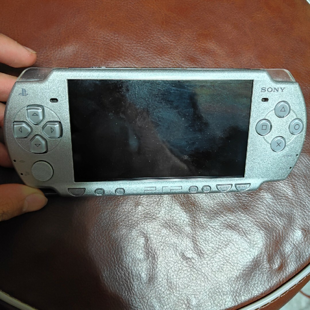 PlayStation Portable(プレイステーションポータブル)のPSP本体 PSP-2000 シルバー エンタメ/ホビーのゲームソフト/ゲーム機本体(携帯用ゲーム機本体)の商品写真