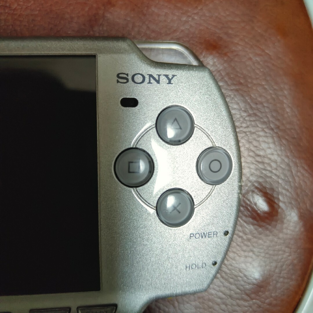 PlayStation Portable(プレイステーションポータブル)のPSP本体 PSP-2000 シルバー エンタメ/ホビーのゲームソフト/ゲーム機本体(携帯用ゲーム機本体)の商品写真