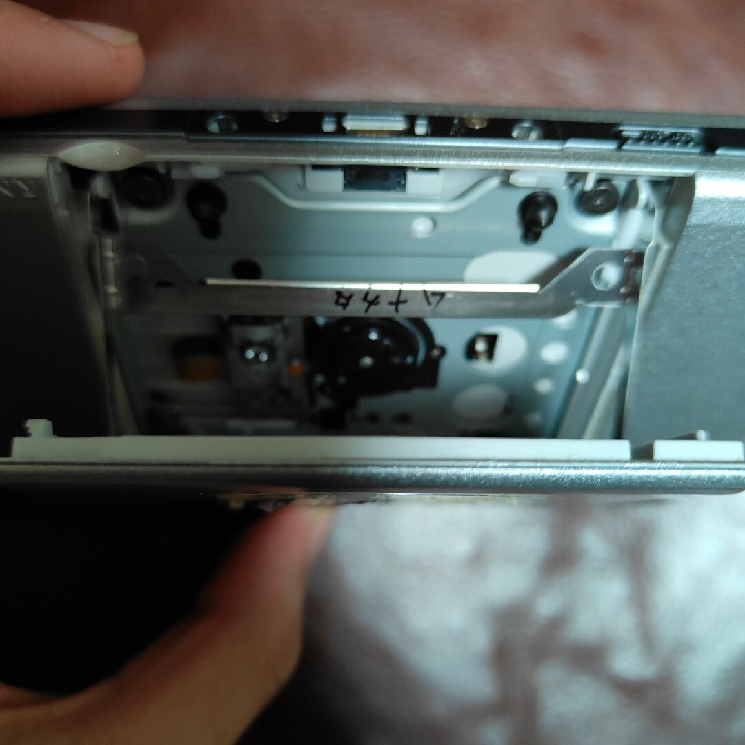 PlayStation Portable(プレイステーションポータブル)のPSP本体 PSP-2000 シルバー エンタメ/ホビーのゲームソフト/ゲーム機本体(携帯用ゲーム機本体)の商品写真