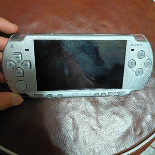 プレイステーションポータブル(PlayStation Portable)のPSP本体 PSP-2000 シルバー(携帯用ゲーム機本体)
