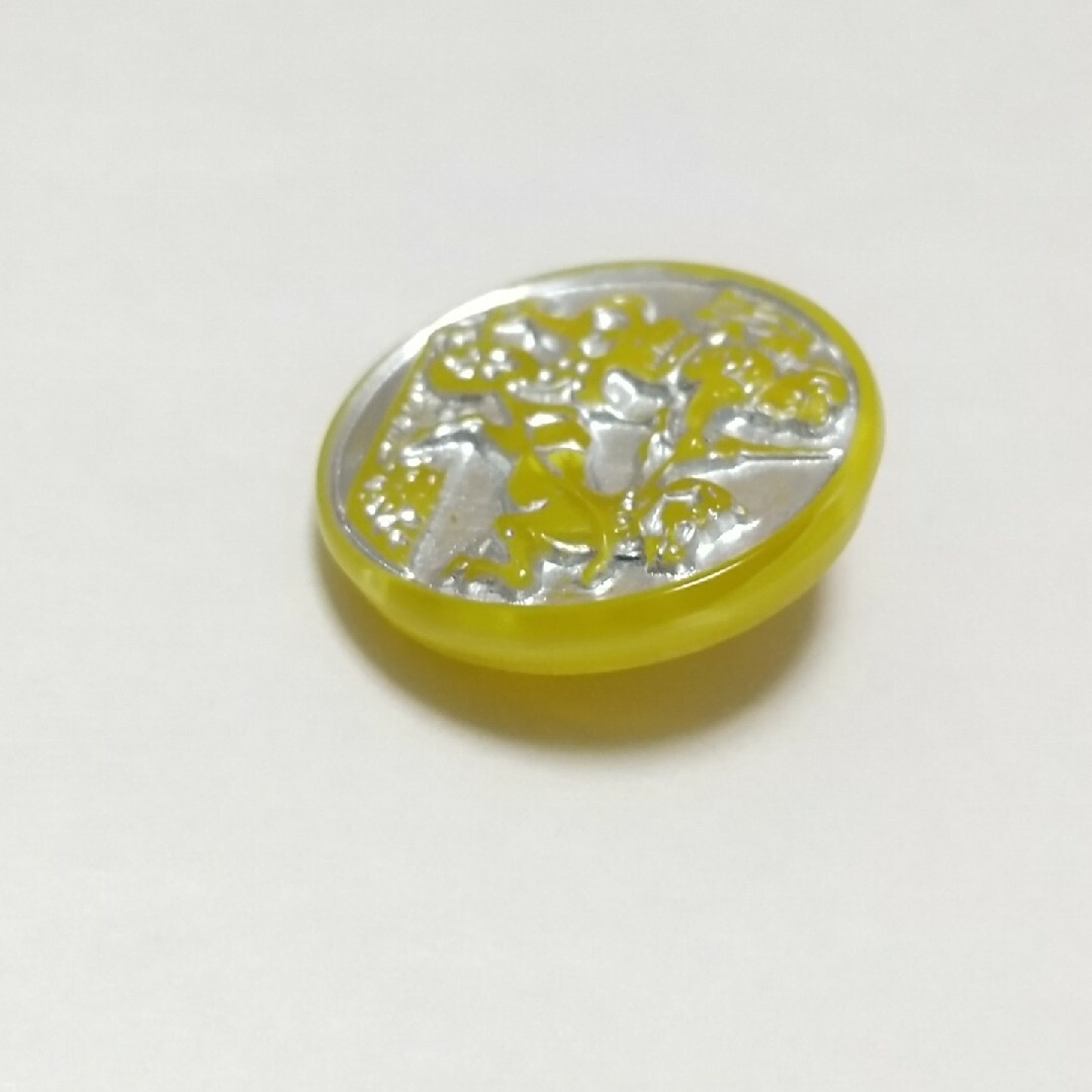 貴重❗️ チェコガラスボタン チャリオット シルバー イエロー ハンドメイドの素材/材料(各種パーツ)の商品写真