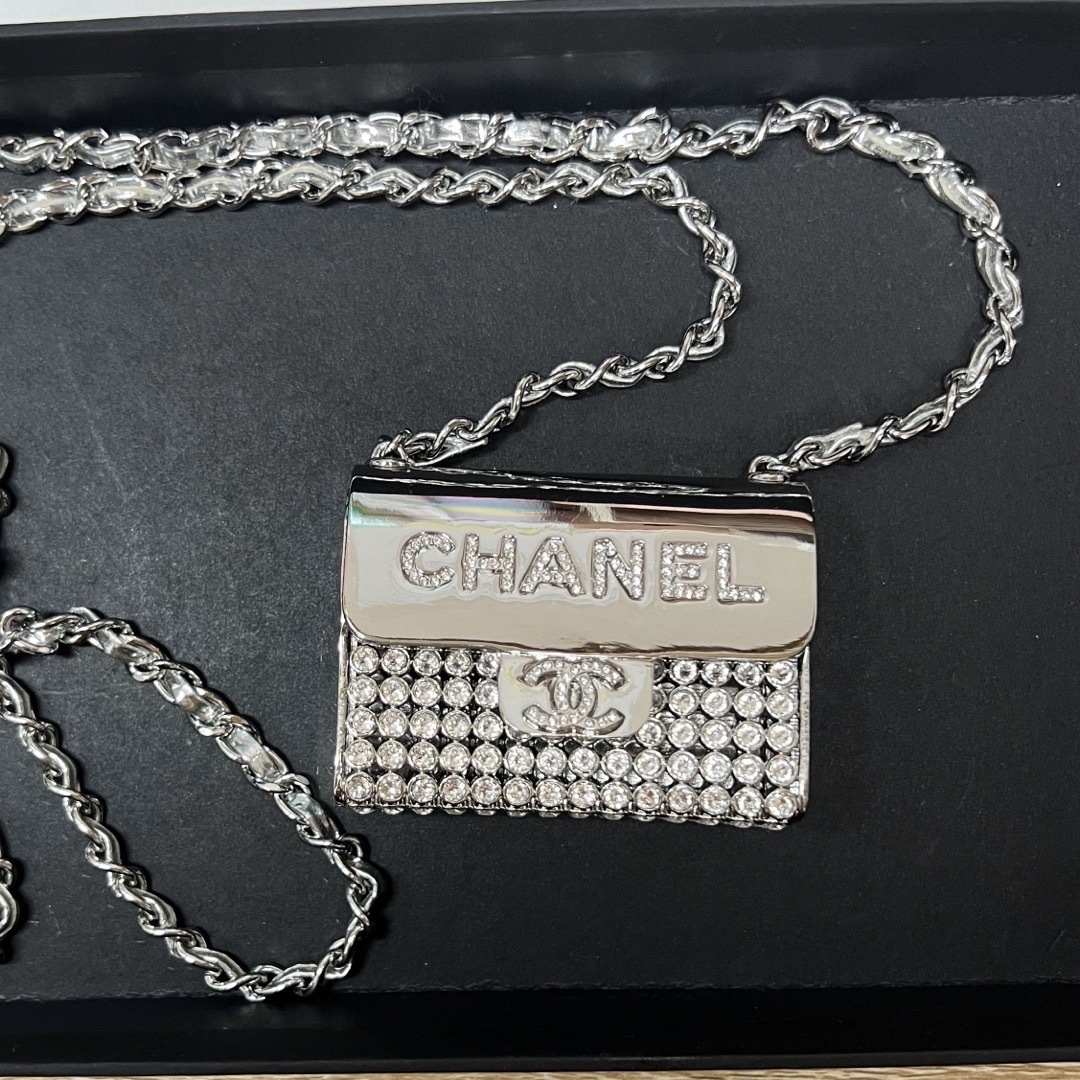 CHANEL(シャネル)のCHANELシャネル メタルミニボックチェーンバッグモチーフ ネックレス  エンタメ/ホビーのコスプレ(アクセサリー)の商品写真