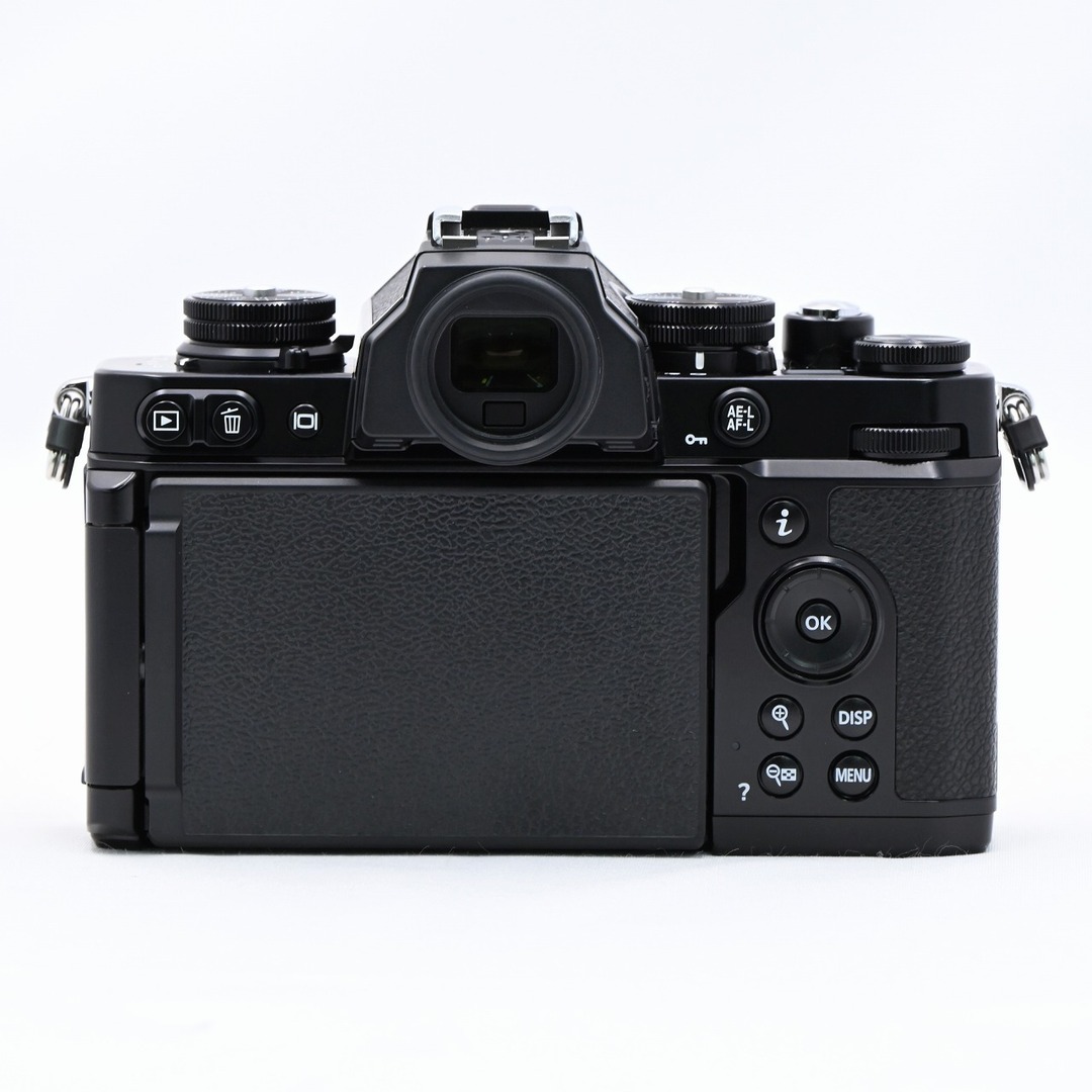 Nikon(ニコン)のNikon Z fc 16-50 VR レンズキット ブラック スマホ/家電/カメラのカメラ(ミラーレス一眼)の商品写真