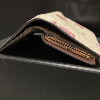 限定セールギフトOK❗コーチ　新作キスロック　人気のフローラル二つ折り財布