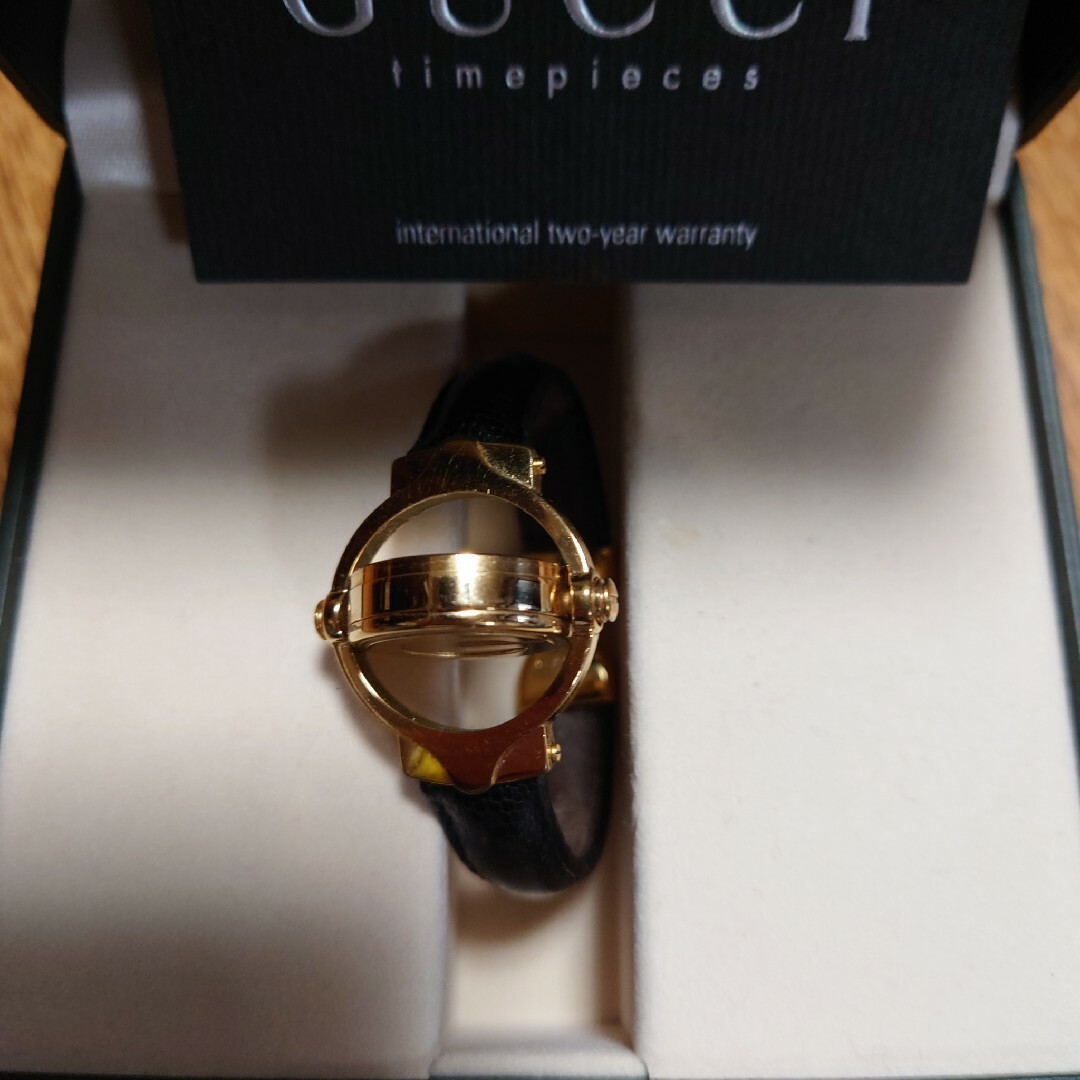 Gucci(グッチ)のGUCCI【バングルウォッチ　腕時計】黒　ゴールド　ブレスレット レディースのファッション小物(腕時計)の商品写真