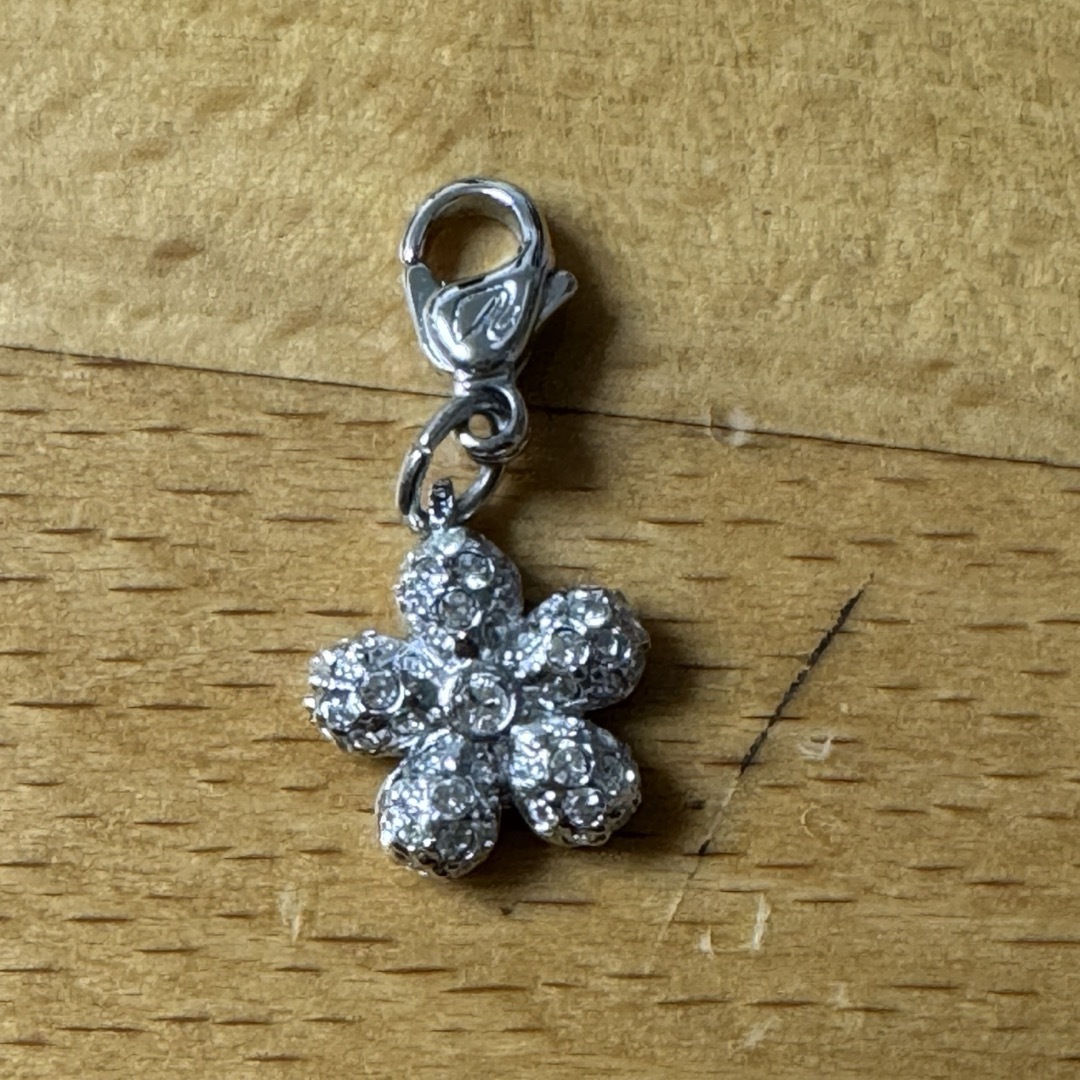 SWAROVSKI(スワロフスキー)のスワロフスキー／お花のチャーム ハンドメイドのアクセサリー(チャーム)の商品写真