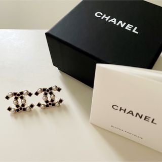 シャネル(CHANEL)のCHANEL 稀少 パール　ブラック　ストーン ピアス シャネル 新品(ピアス)