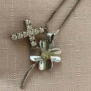 クロス　と四つ葉　花の　2way ネクレス　(ネックレス)