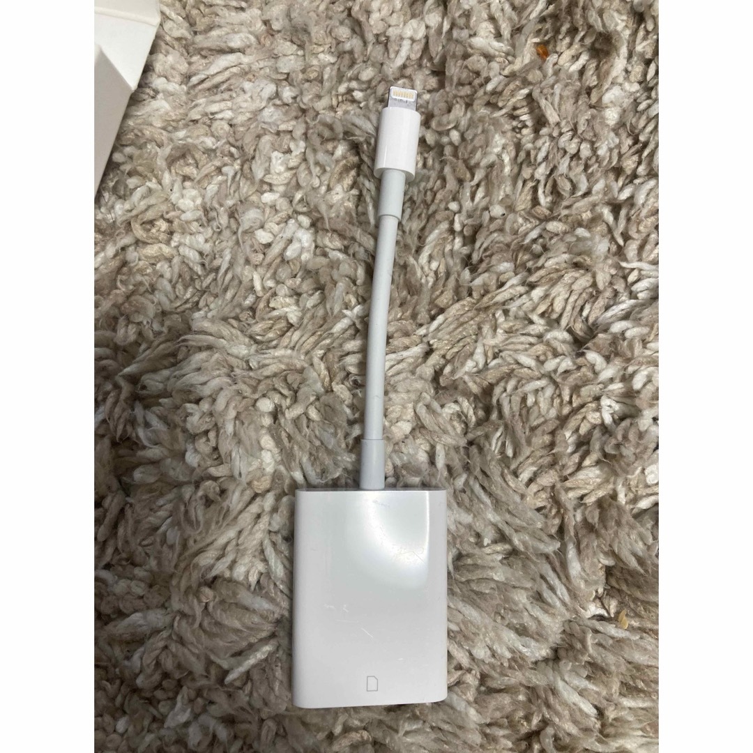 Apple(アップル)のAPPLE Lightning  SDカードカメラリーダー MJYT2AM/A スマホ/家電/カメラのスマホアクセサリー(その他)の商品写真