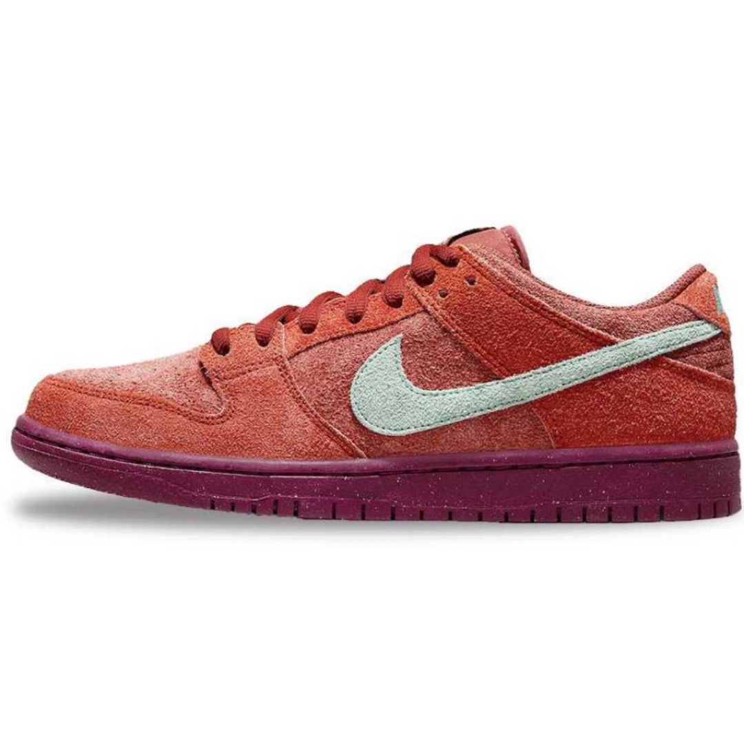 NIKE(ナイキ)のNike SB Dunk Low Mystic Red ミスティックレッド メンズの靴/シューズ(スニーカー)の商品写真