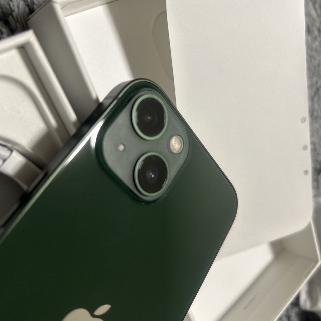 iPhone(アイフォーン)のiPhone13 Green スマホ/家電/カメラのスマートフォン/携帯電話(スマートフォン本体)の商品写真