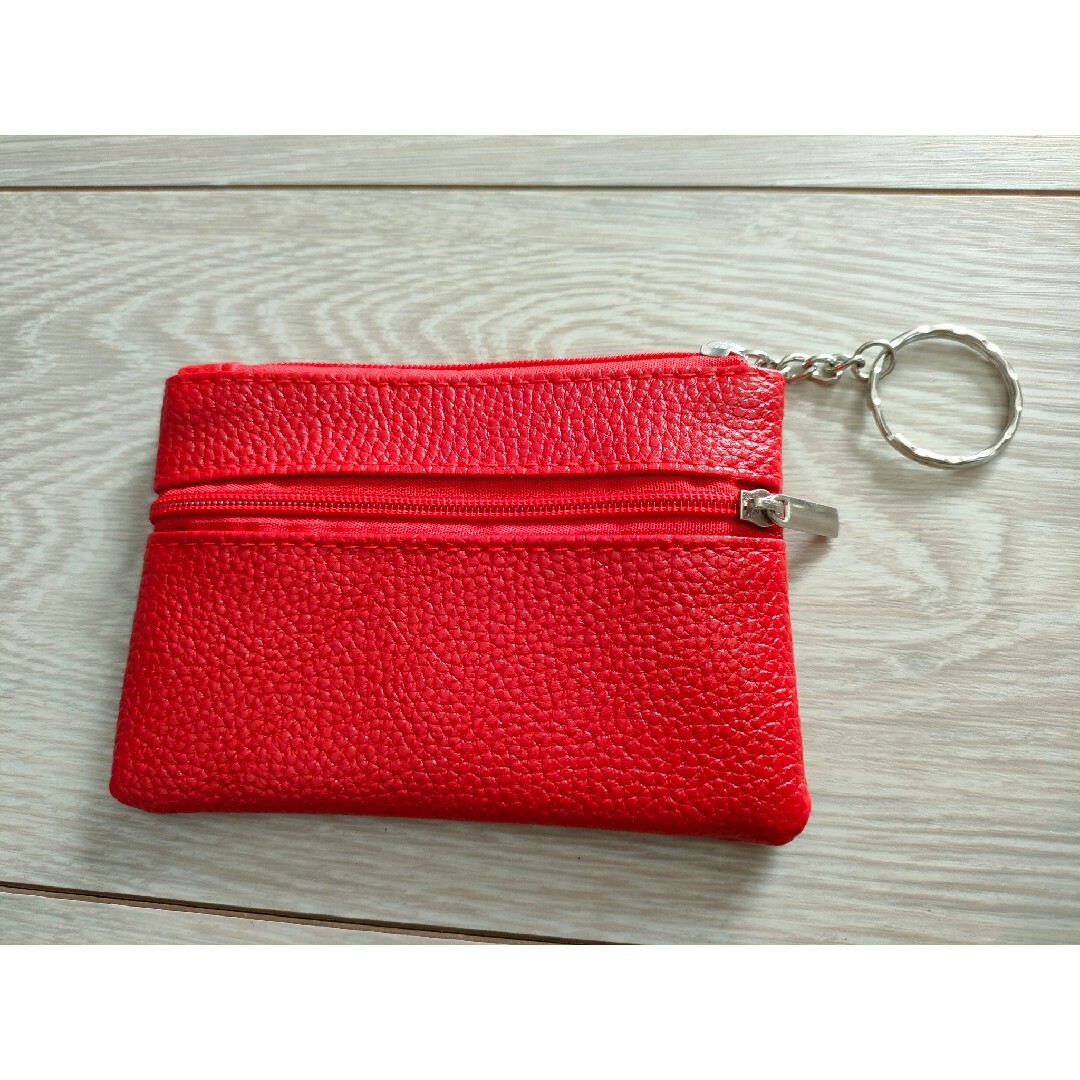 新品　赤パスケース レディースのファッション小物(パスケース/IDカードホルダー)の商品写真