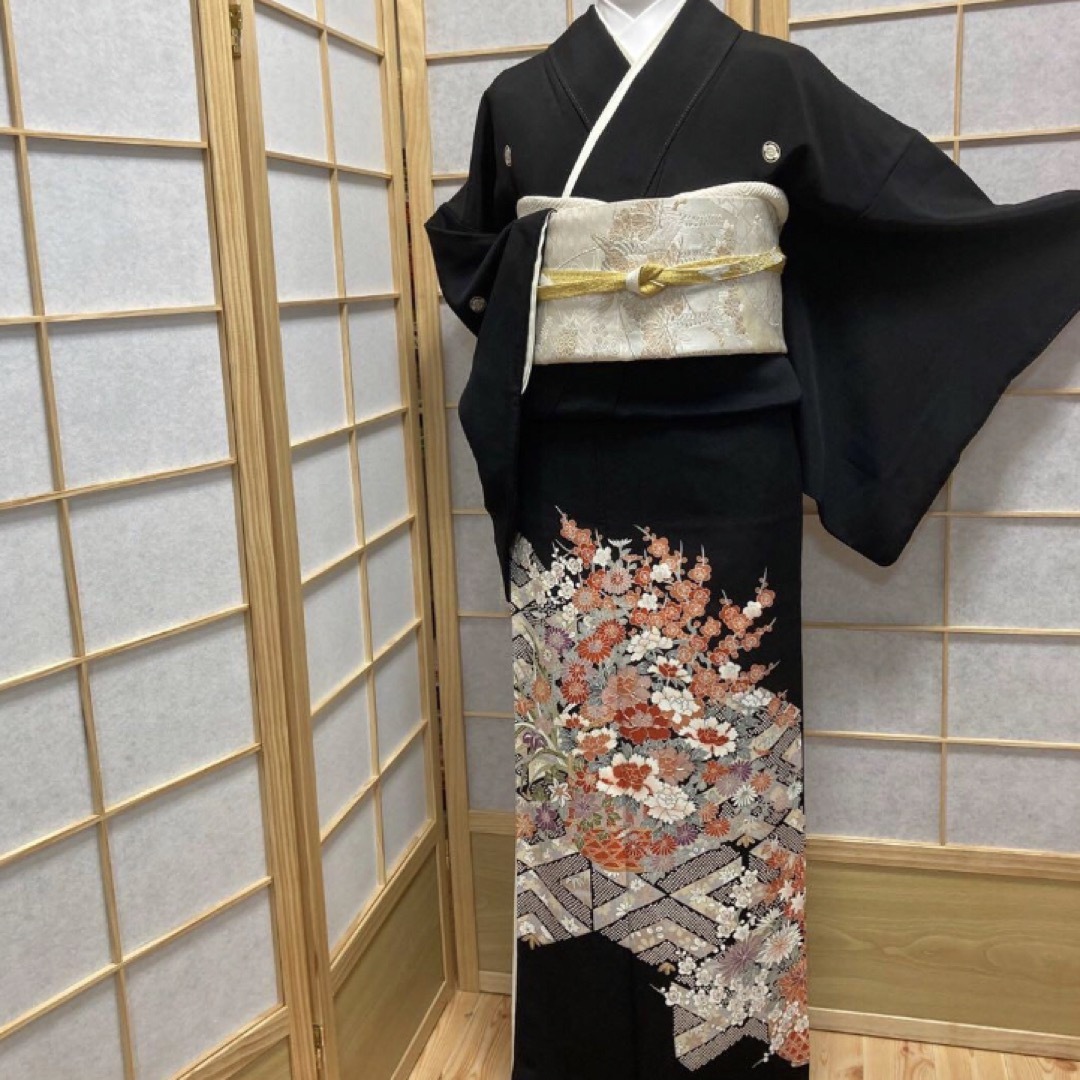 ［8833］黒留袖 花籠文様 銀駒刺繍 五つ紋 木瓜 正絹 黒 着物 袷 レディースの水着/浴衣(着物)の商品写真