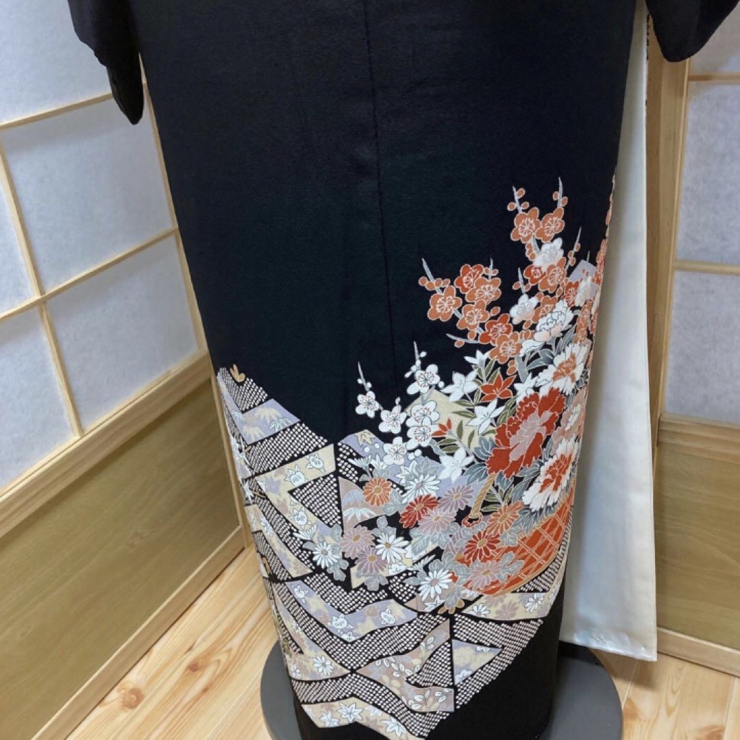 ［8833］黒留袖 花籠文様 銀駒刺繍 五つ紋 木瓜 正絹 黒 着物 袷 レディースの水着/浴衣(着物)の商品写真