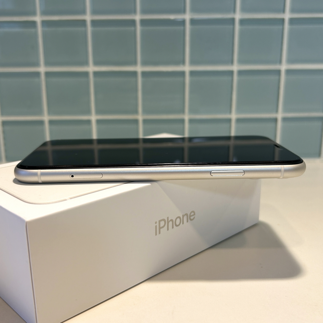 iPhone(アイフォーン)のiPhone11 64GB ホワイト スマホ/家電/カメラのスマートフォン/携帯電話(スマートフォン本体)の商品写真