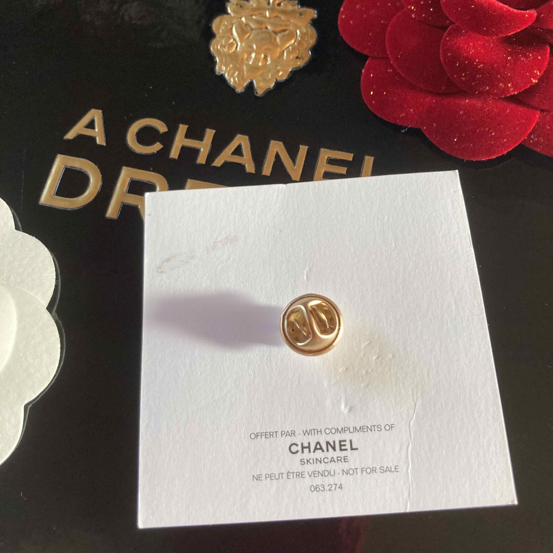 CHANEL(シャネル)のCHANEL ✨サブリマージュ✨ピンバッジ✨ピンブローチ✨美品✨ノベルティ レディースのアクセサリー(ブローチ/コサージュ)の商品写真